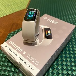 Fitbit Charge 5 2021, fully operational in original packaging w/extra strap.